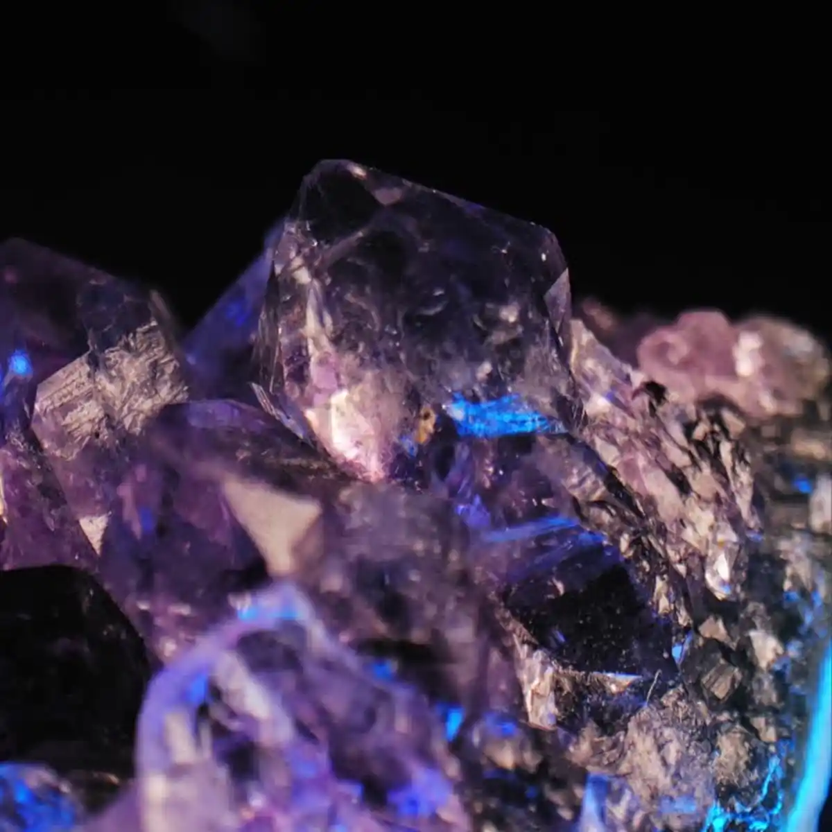 Аметист – виолетов естествен камък