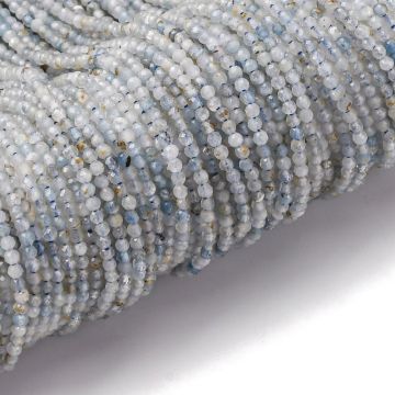 3 Аквамарин 2 мм фасетирани – близък план, отвор ~0,5 мм