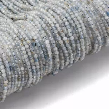 3 Аквамарин 2 мм фасетирани – близък план, отвор ~0,5 мм