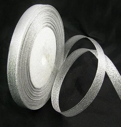 Двустрана панделка в сребрист цвят за декорация на дрехи, сватбени аксесоари или сватбени букети