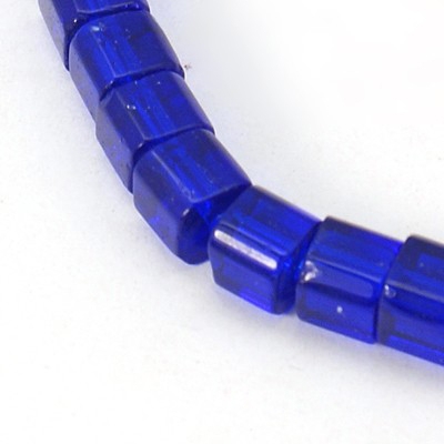 Стъклено мънисто с форма на кубче в тъмно син цвят