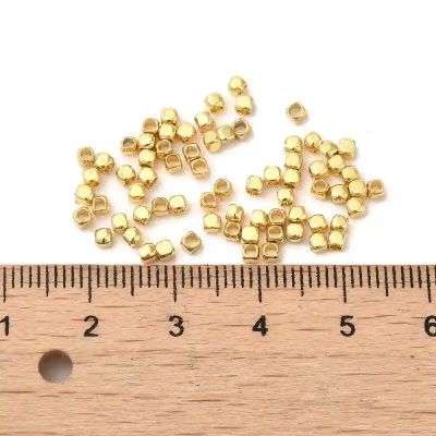 3 Месингови мъниста, куб, позлатени 18К злато, 2x2x2 мм