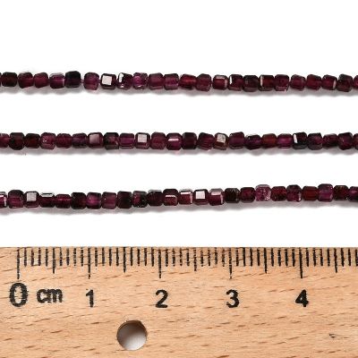 3 Наниз с мъниста от естествен гранат, фасетирани, нарязани на куб