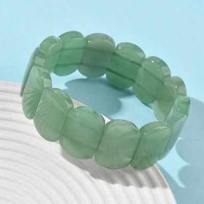 2 Дамска разтеглива гривна от зелен авантюрин - близък план