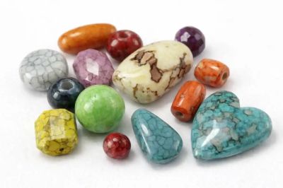 2 Различни по цвят, големина и форма акрилни мъниста