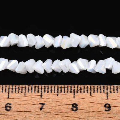 Бели стъклени мъниста AB с триъгълно сечение, 3~3.5x4~4.5x4~4.5 мм - наниз ~35 см