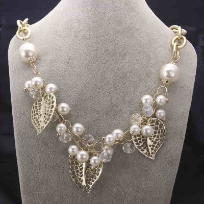 Колие с акрилни перли и декоративни месингови елементи 234