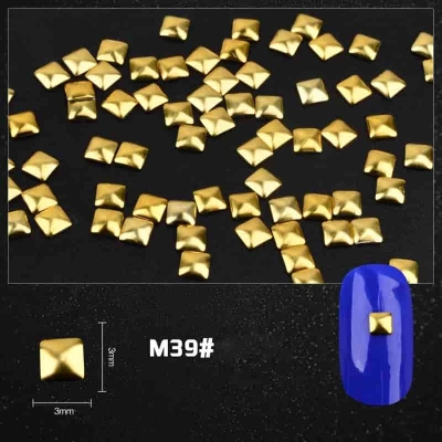 Метални квадратни елементи за ноктопластика 3x3мм- в пакет около 100 броя
