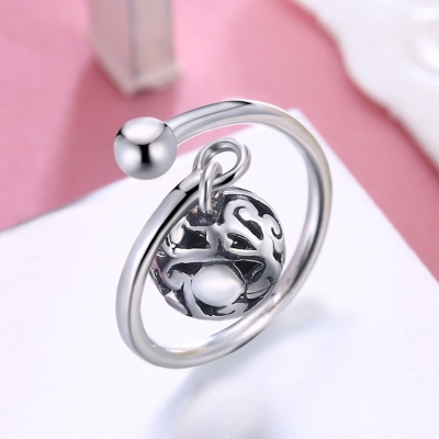 Сребърен пръстен с декорирана висулка от сребро е