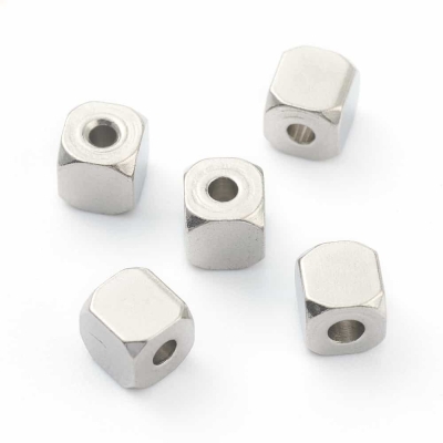 Стоманени мъниста куб 4x4x4 мм в сребрист цвят AA
